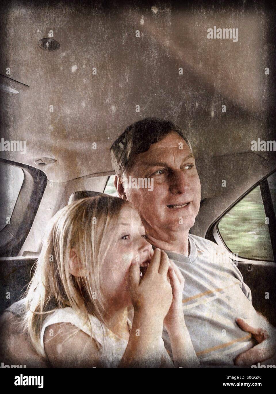 Un petit-enfant le partage d'un rire avec grand-père (2). Banque D'Images