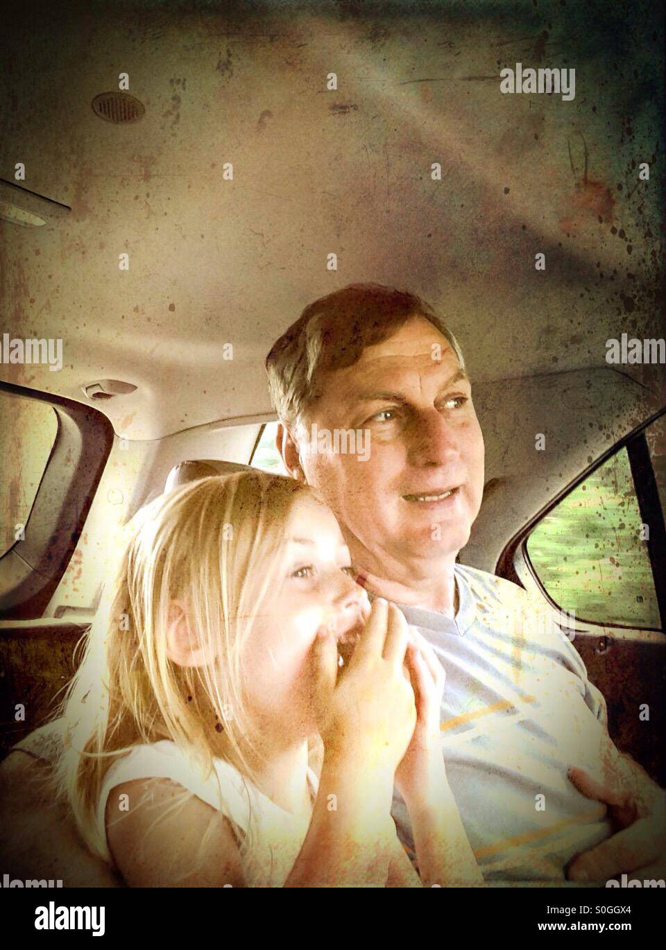 Un petit-enfant le partage d'un rire avec grand-père (3). Banque D'Images