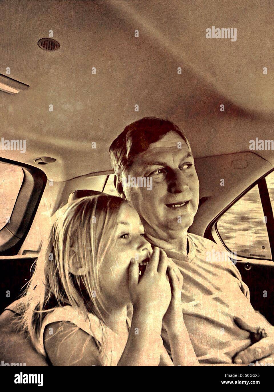 Un petit-enfant le partage d'un rire avec grand-père (4). Banque D'Images