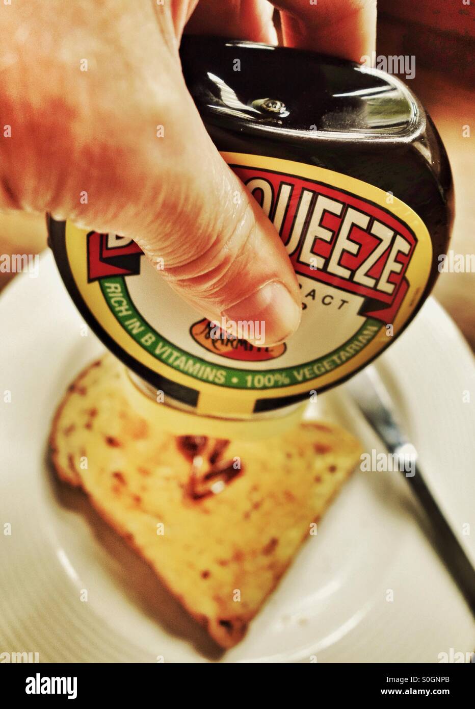 Matin squeeze - amour ou on déteste Marmite toast Photo Stock - Alamy