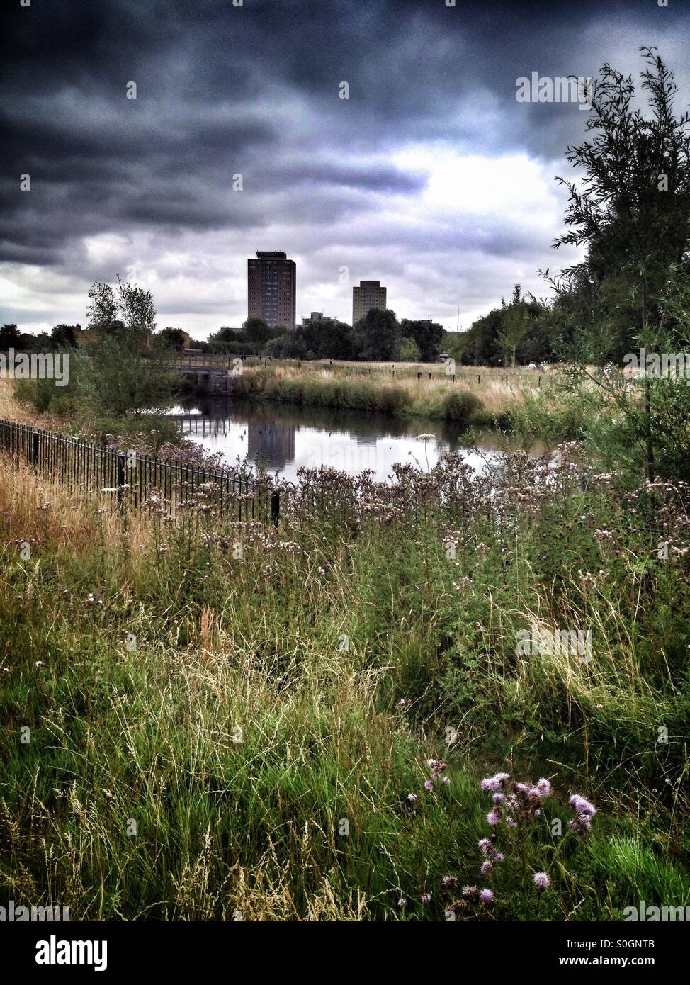 La Moselle à Tottenham traverse Seigneurie Recreation Ground avec Broadwater Farm dans la distance Banque D'Images