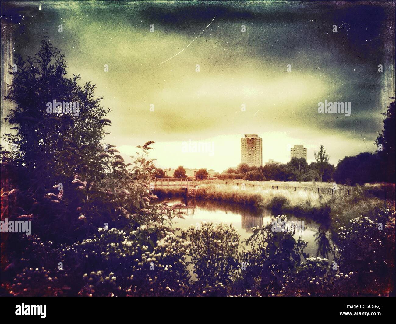 Vue sur Seigneurie Recreation Ground à Tottenham montrant la Moselle et Broadwater Farm estate au-delà Banque D'Images