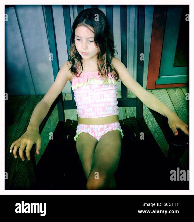 Fille en maillot de bain sur rocking chair Photo Stock - Alamy