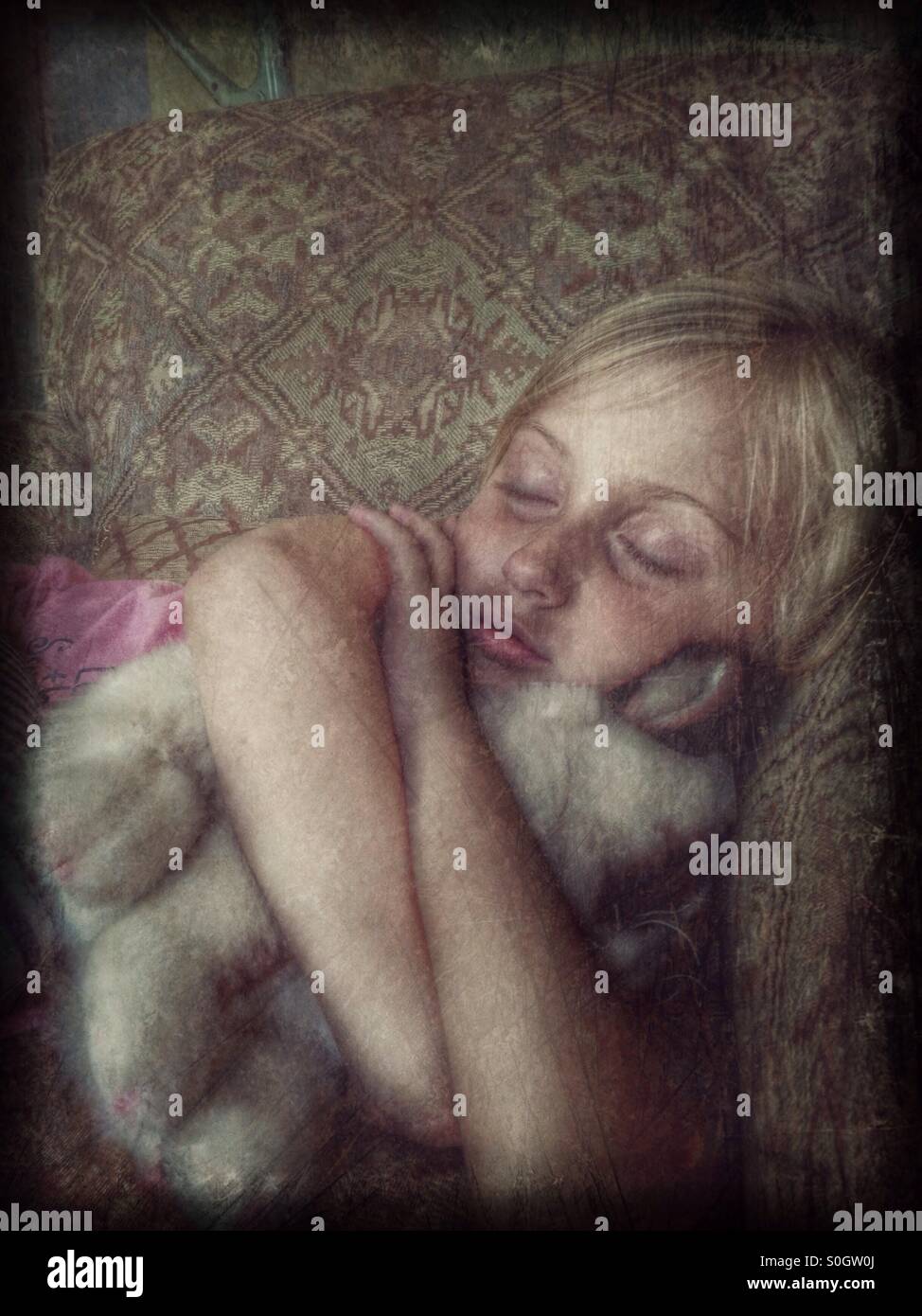 Un enfant endormi tout en s'agrippant au Grumpy Cat (1). Banque D'Images