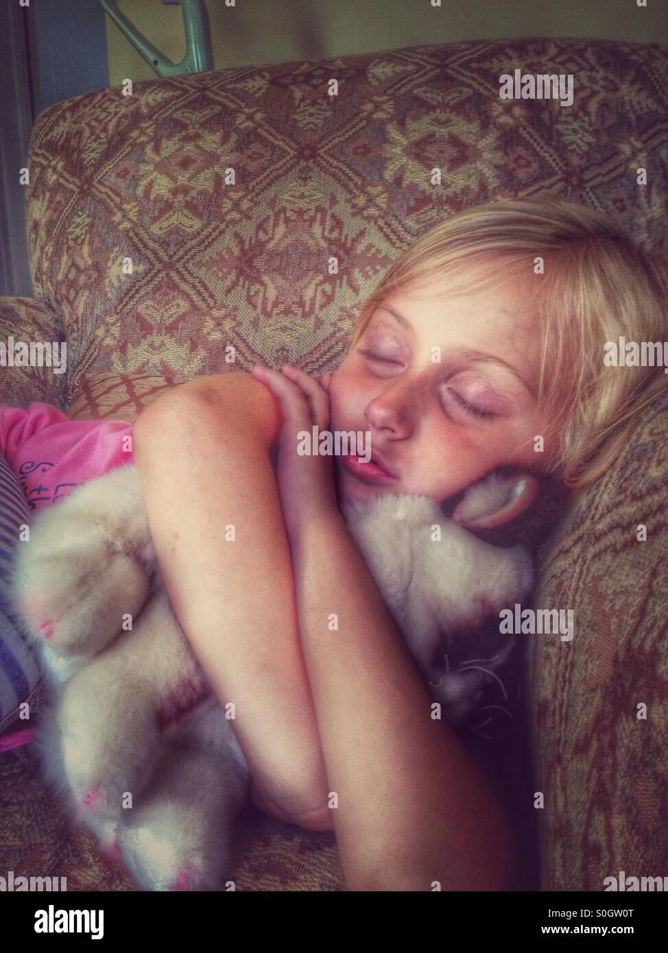 Un enfant endormi tout en s'agrippant au Grumpy Cat (3) Banque D'Images