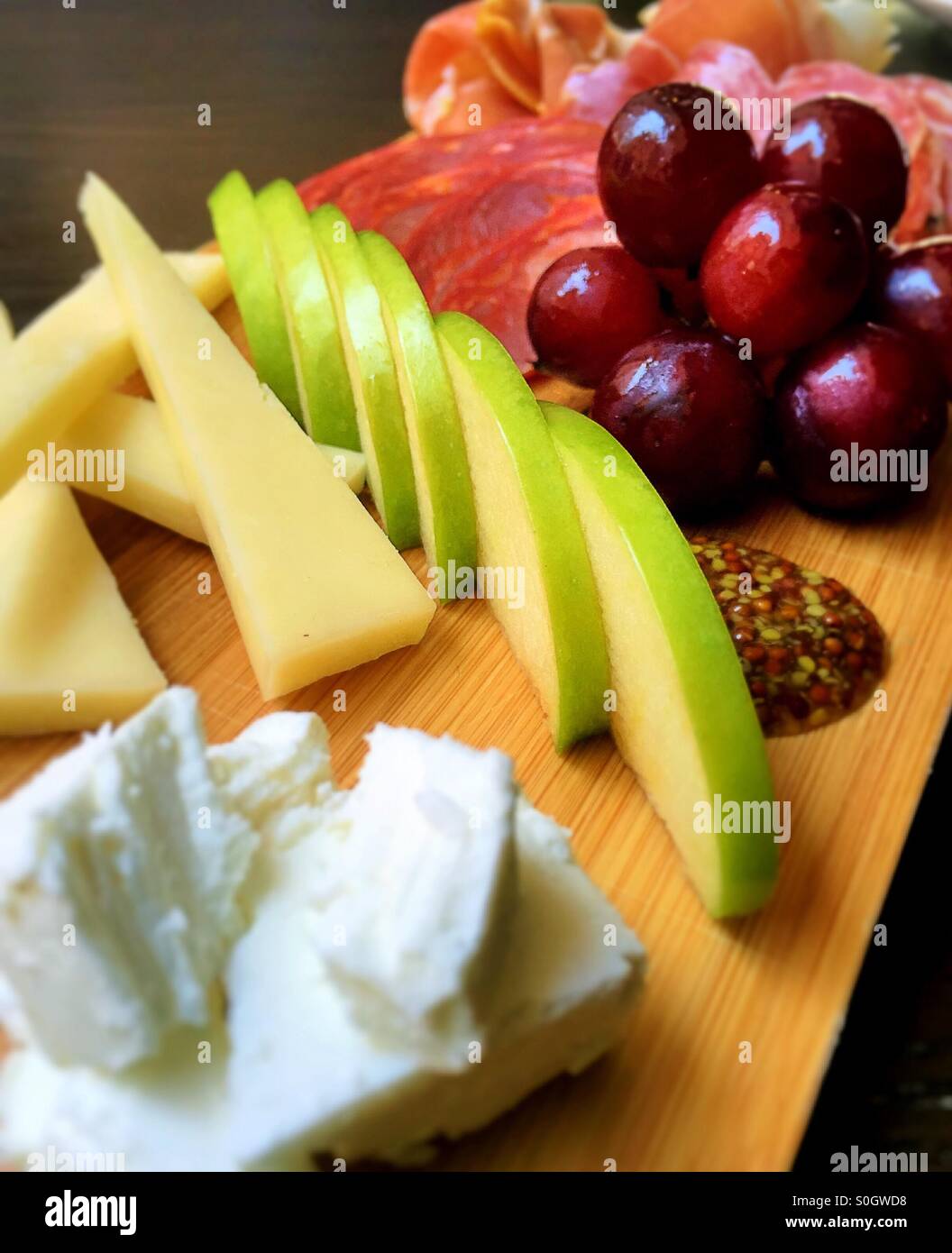Assiette de charcuterie, de fromage et de fruits - Image de stock capturée avec un smartphone