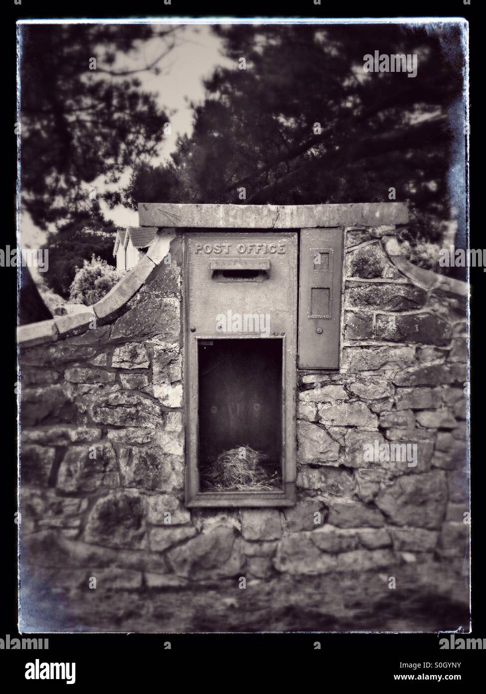 Une boîte postale qui a perdu sa porte et apparemment été abandonné - Image de stock capturée avec un smartphone