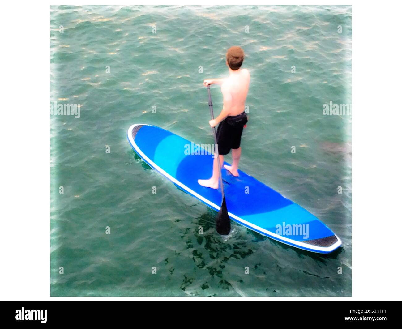 En regardant un homme sur un Stand Up Paddle Board (SUP) à Santa Barbara, Californie - Image de stock capturée avec un smartphone