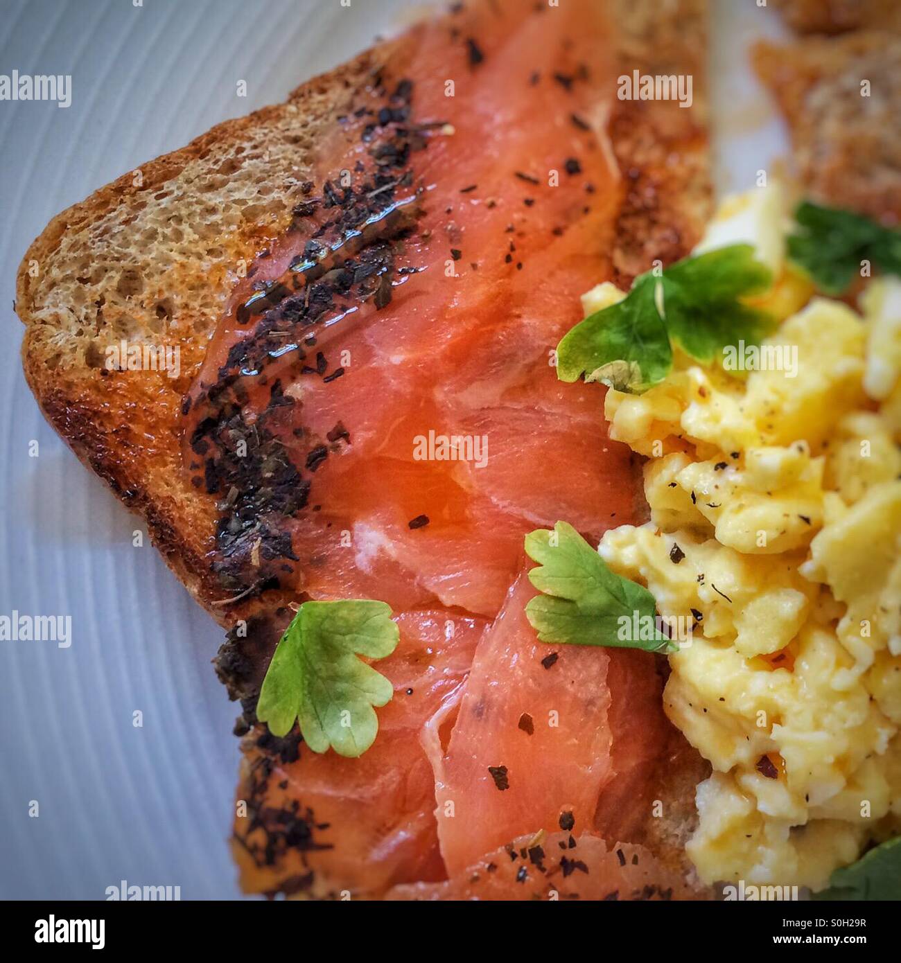 Saumon fumé et des œufs brouillés sur toast Banque D'Images
