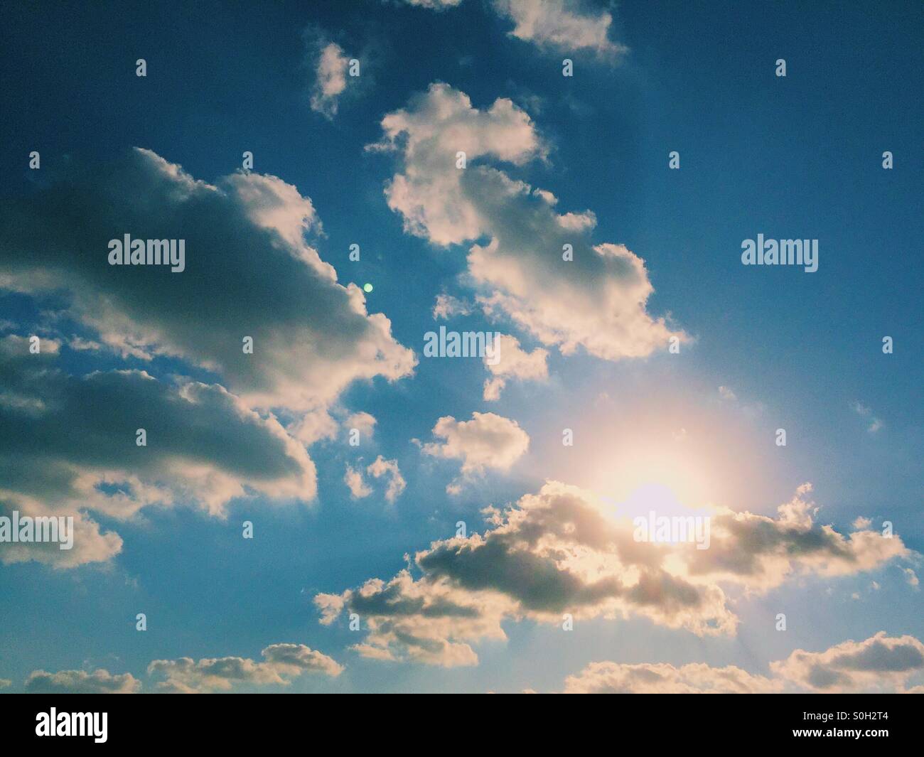 Petite pırtion de la lumière du soleil est bloqué par les nuages. Banque D'Images