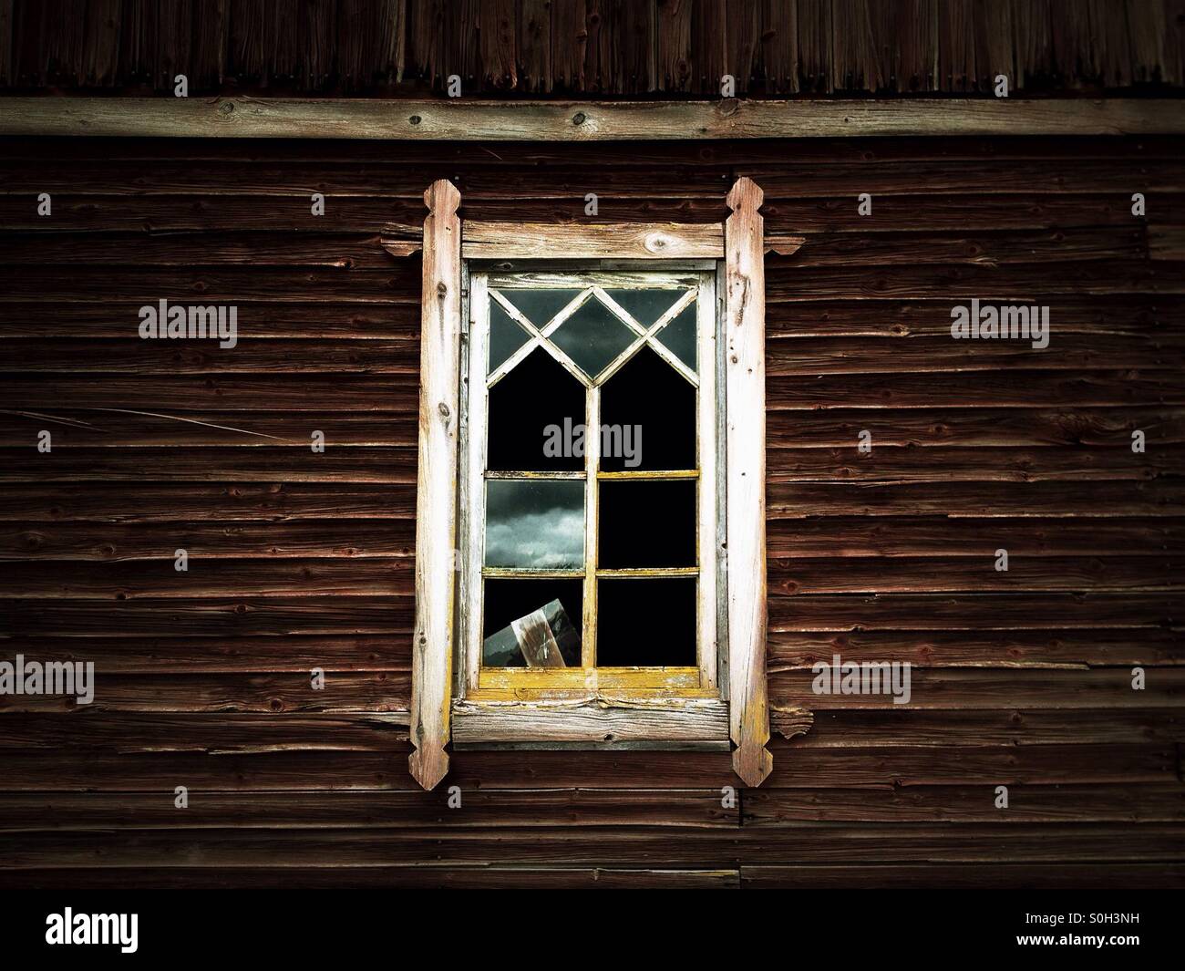 Fenêtre sur bâtiment en bois abandonnés - Image de stock capturée avec un smartphone