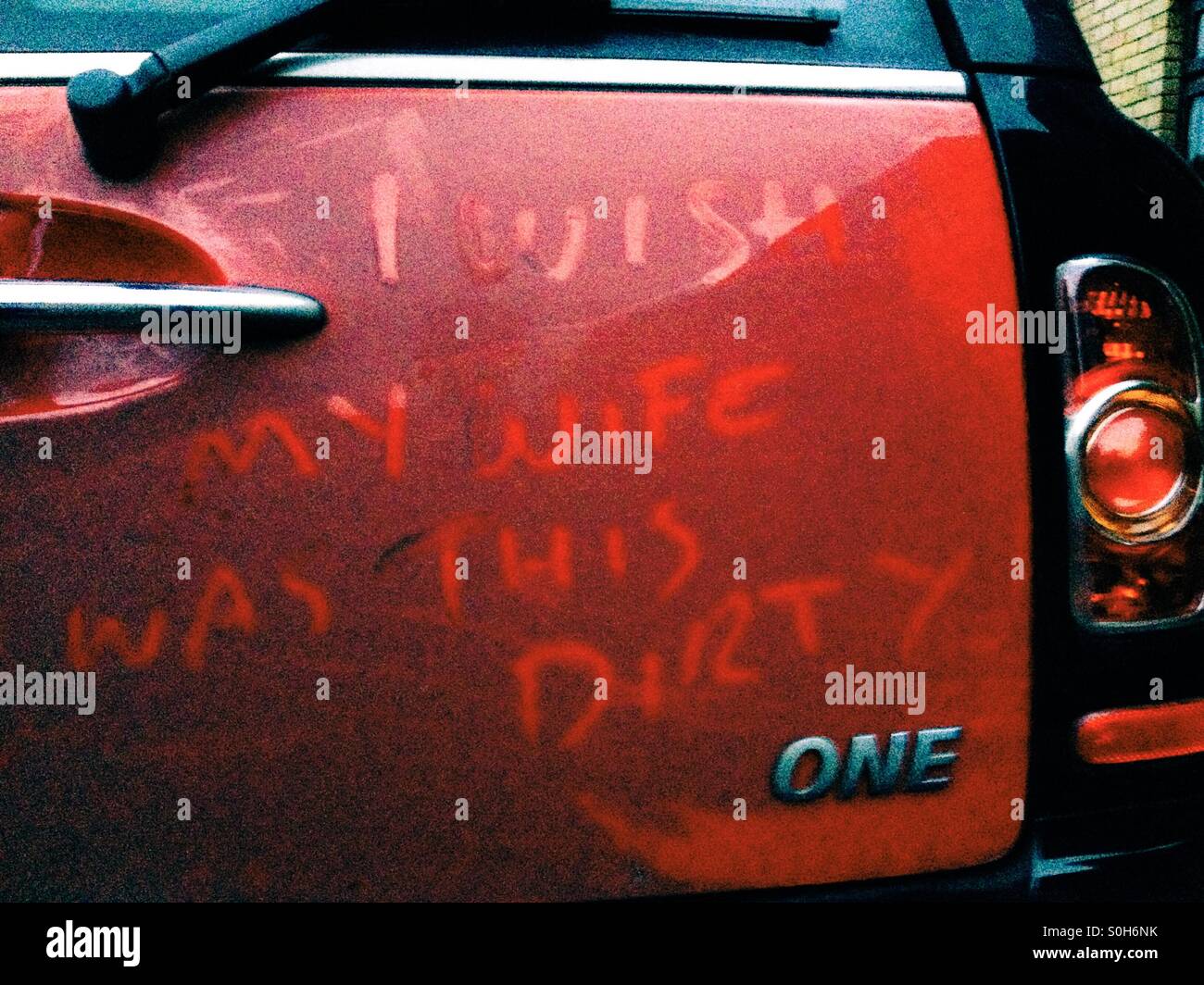 'J'aimerais que ma femme était cette sale' chauds graffitis dans une voiture sale's dirt Banque D'Images