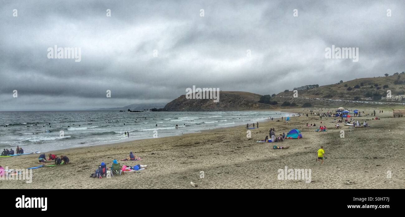 Des foules de plage le samedi Banque D'Images