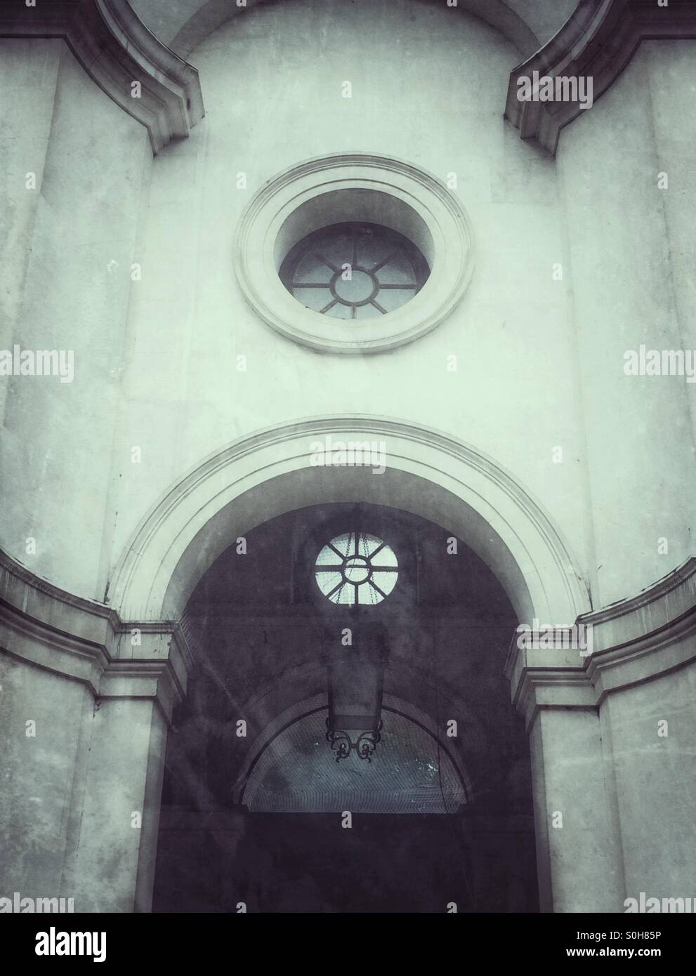 Porche d'entrée à Saint George, dans l'Est de Londres, l'Église - Image de stock capturée avec un smartphone