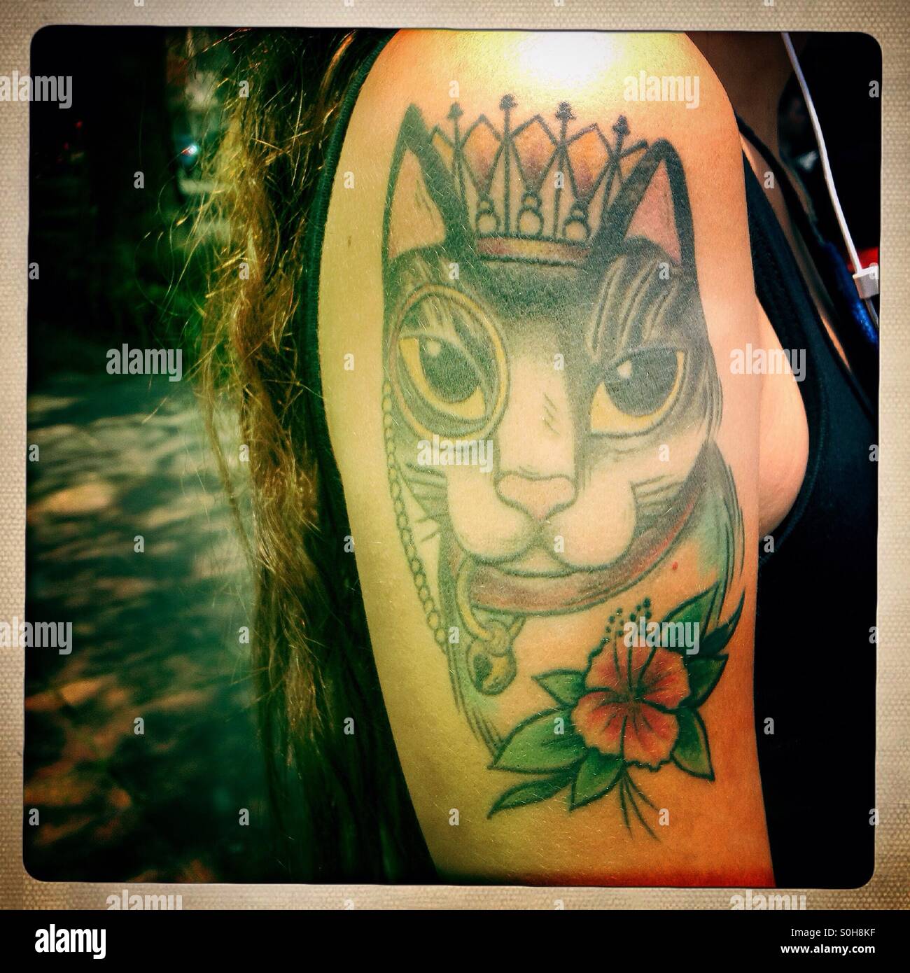 Une Femme Porte Un Tatouage Dans Son Bras D Un Chat Avec Une Couronne Et Une Fleur Dans La Ville De Mexico Mexique Photo Stock Alamy Une Femme Porte Un Tatouage Dans Son Bras D Un Chat Avec Une Couronne Et Une Fleur Dans La Ville De Mexico Mexique Photo Stock Alamy