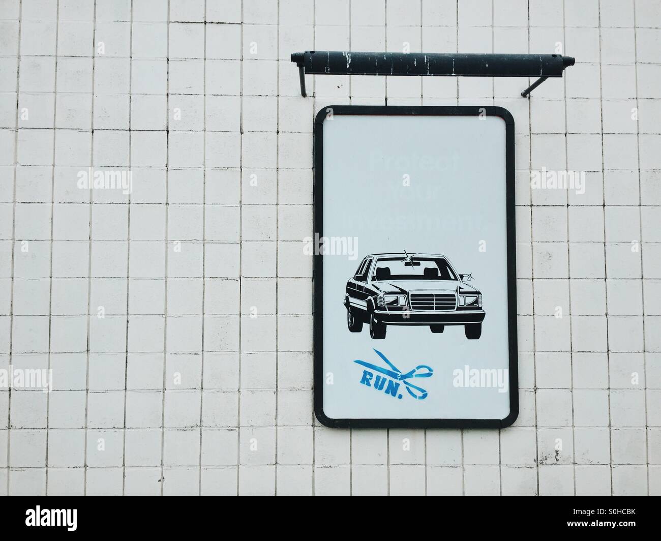 Une affiche d'une illustration d'une voiture sur un mur de lavage de voiture. Banque D'Images