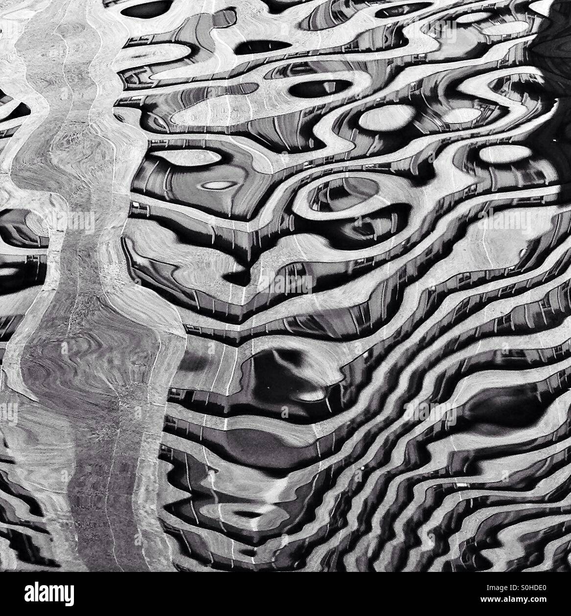 Image abstraite d'un édifice du centre-ville de Calgary, qui se reflète dans la piscine d'un parc de la ville. L'Alberta, Canada. - Image de stock capturée avec un smartphone