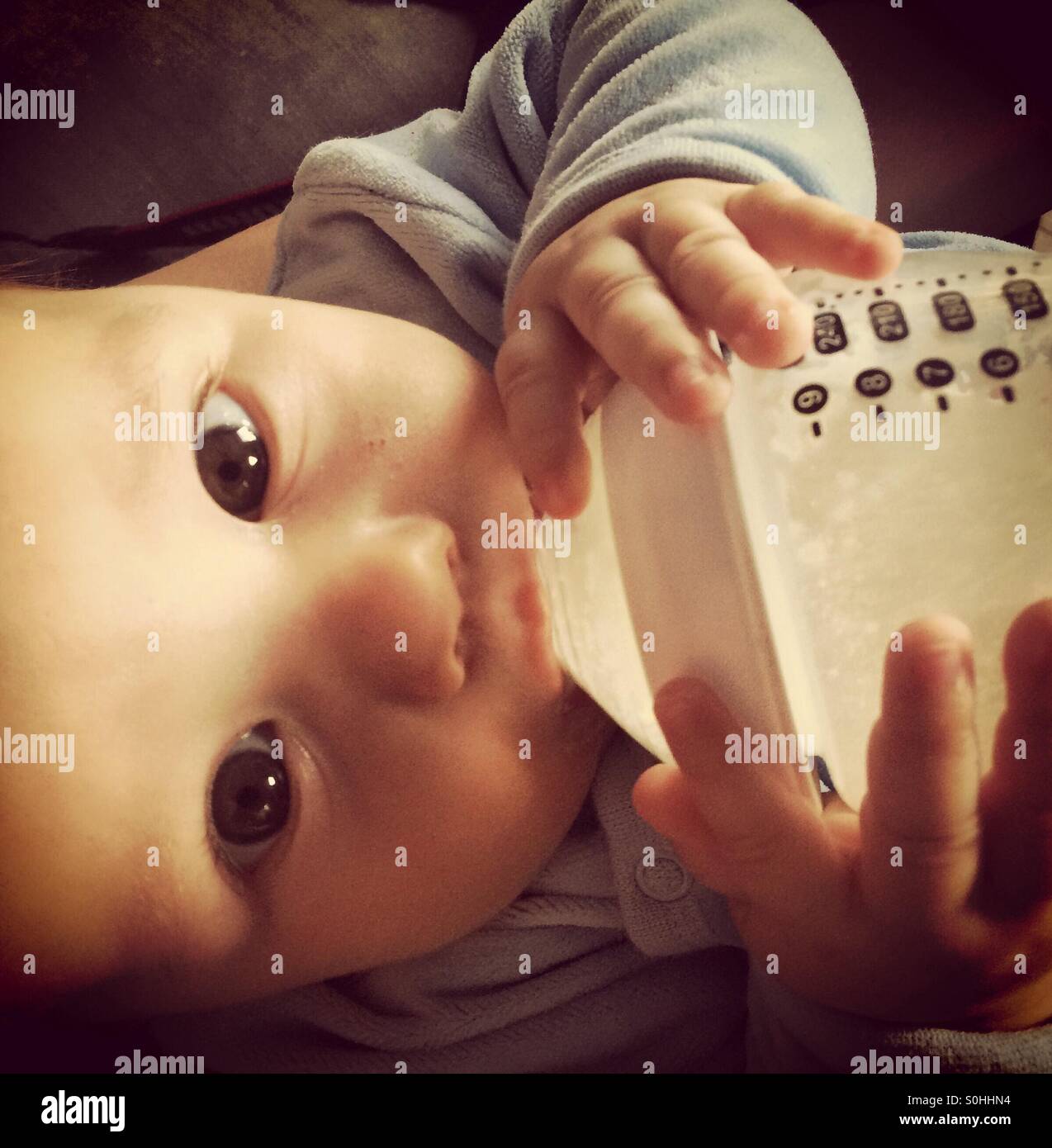 Bébé tenant le biberon tout seul Banque de photographies et d'images à  haute résolution - Alamy