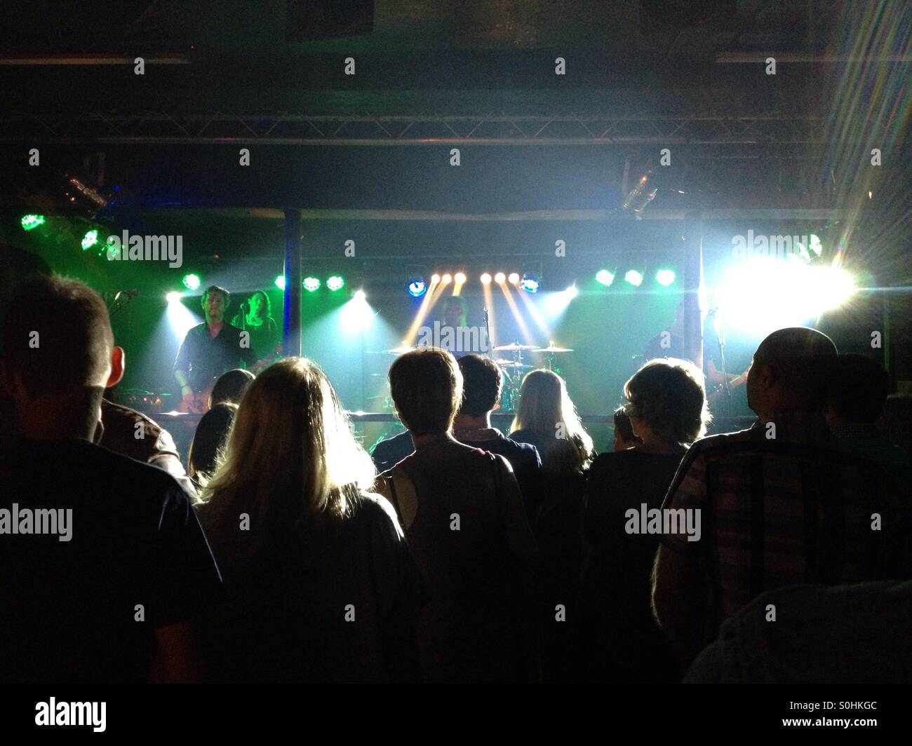 Foule lors d'un concert dans un petit club Banque D'Images