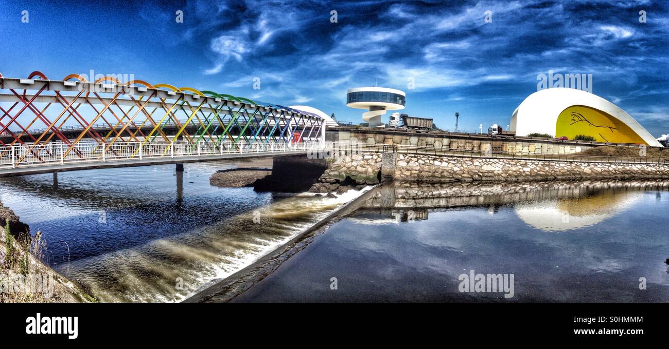 Vue panoramique sur pont pour Niemeyer Centre à Aviles, Asturias - Espagne Banque D'Images
