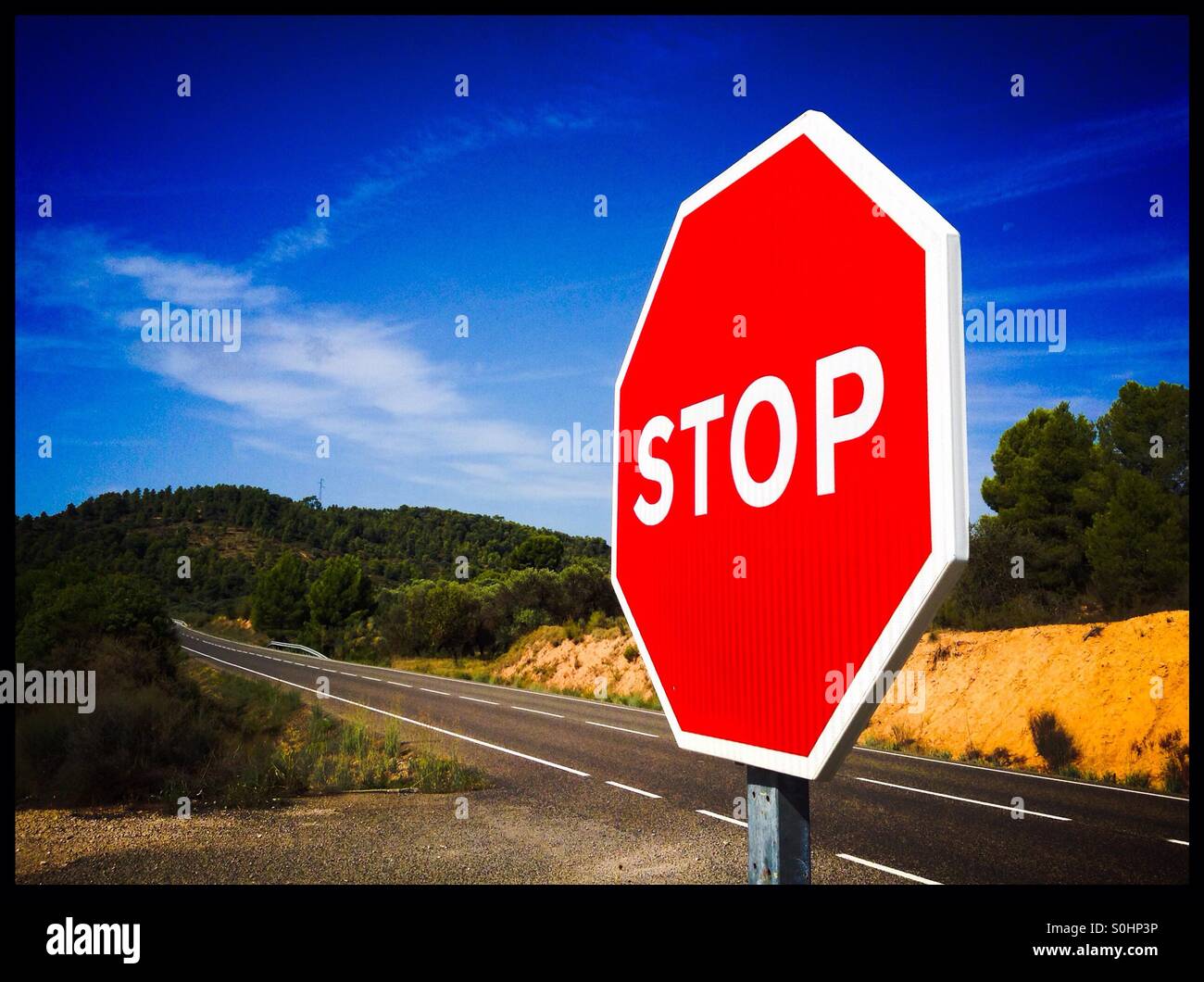 Panneau d'arrêt sur la C12-B, en Catalogne, Espagne. - Image de stock capturée avec un smartphone