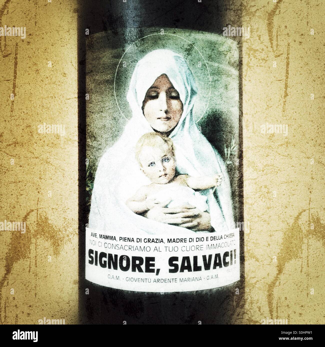 Petite affiche de la Vierge Marie et l'enfant Jésus sur gouttière sur l'Italie - Image de stock capturée avec un smartphone