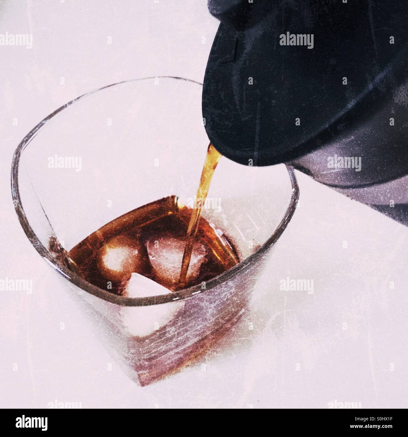 Préparer le café froid sur la glace Banque D'Images