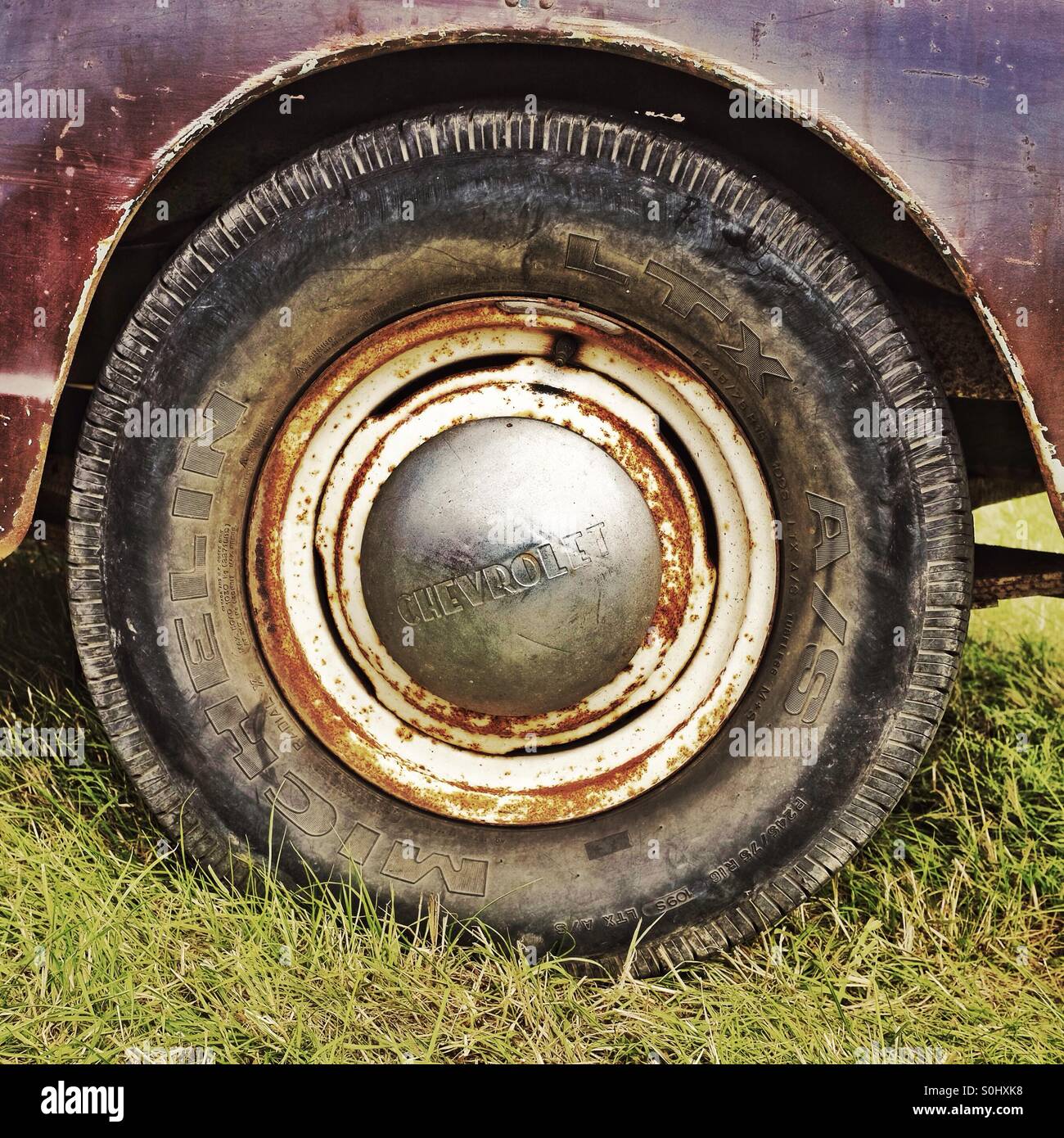 Ancienne roue de voiture Banque D'Images