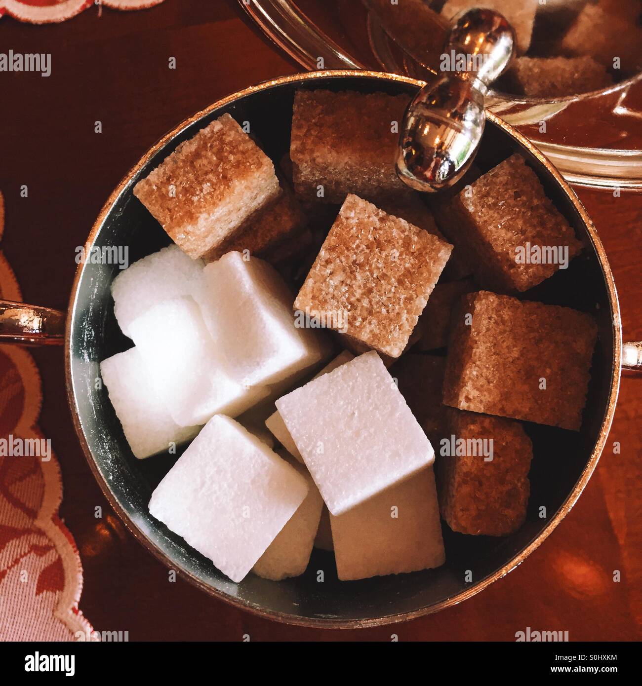 Le front et les cubes de sucre blanc Banque D'Images