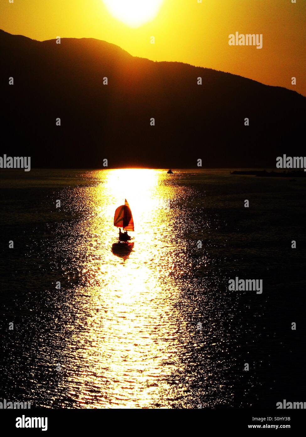 Voilier au coucher du soleil dans le port de l'Alaska Banque D'Images