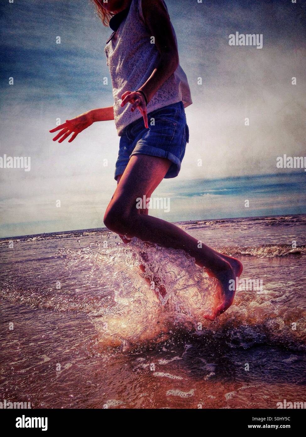 Young Girl splashing in sea Banque D'Images