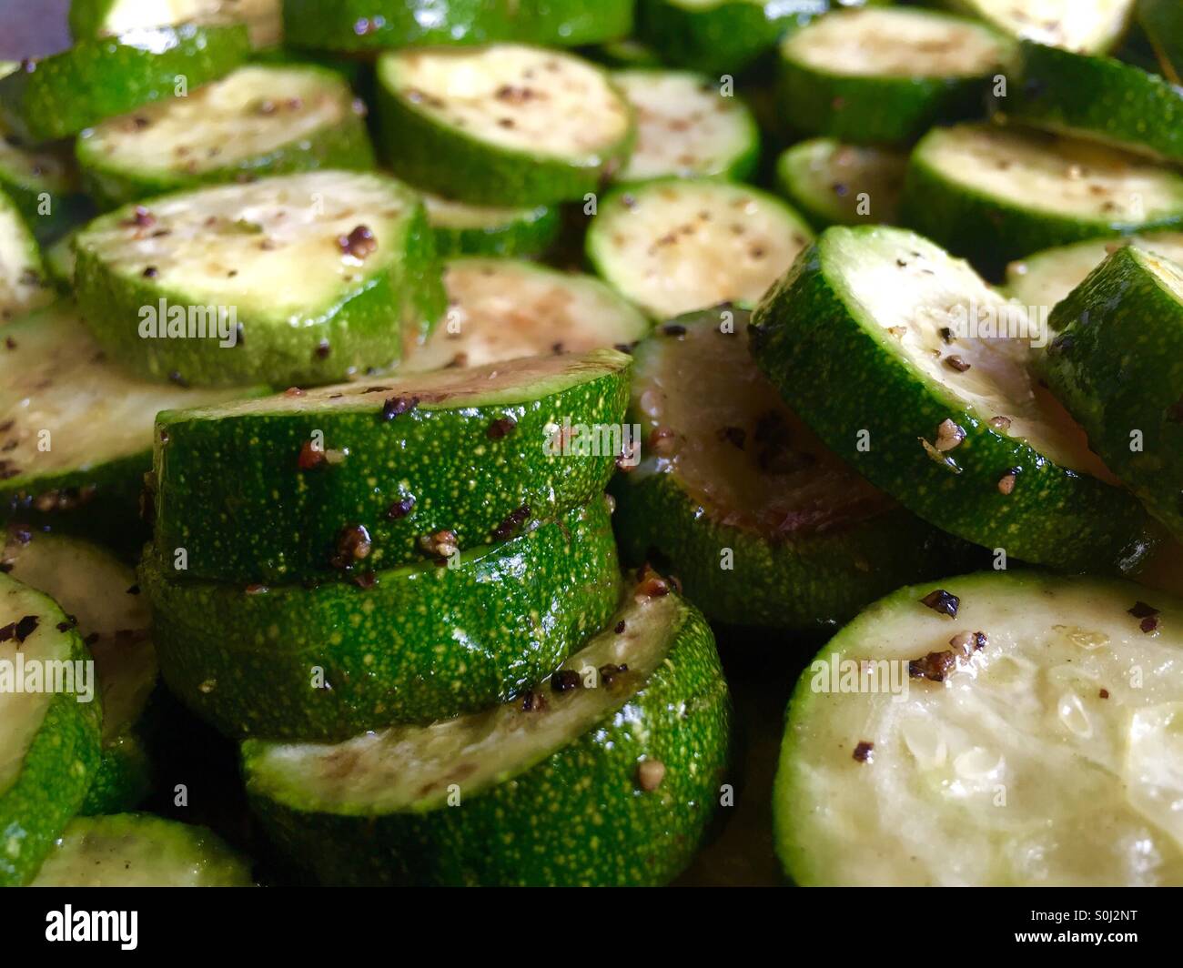 Courgettes grillées à l'huile d'olive et poivre noir - Image de stock capturée avec un smartphone
