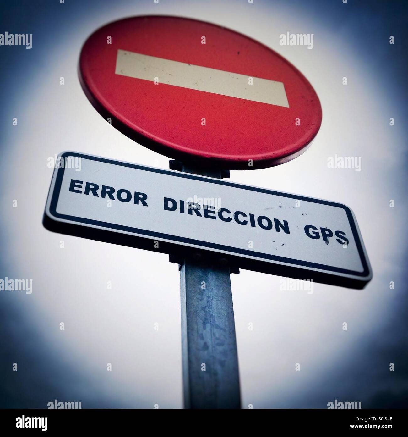 Interdiction panneau de circulation à la suite d'une erreur d'adresse sur un appareil GPS en Espagne - Image de stock capturée avec un smartphone