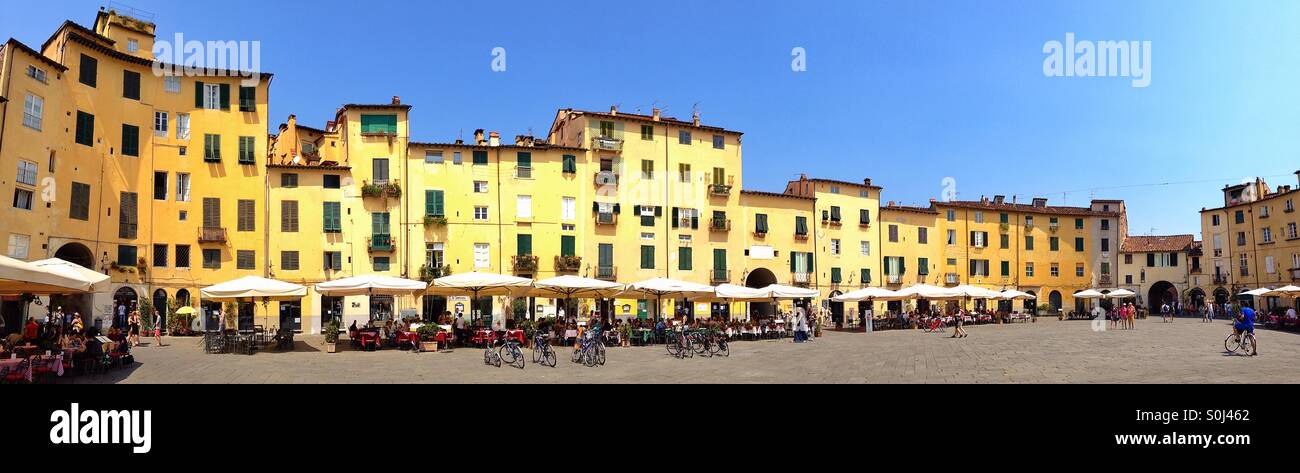 Panorama de la Piazza dell'Anfiteatro Lucca Italie Banque D'Images