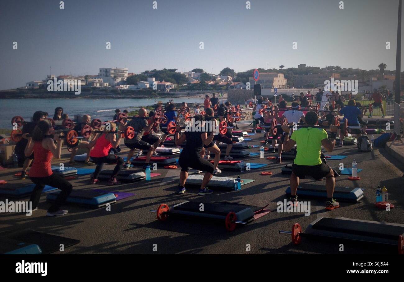 L'exercice de circuits dans le soleil du soir d'été Banque D'Images
