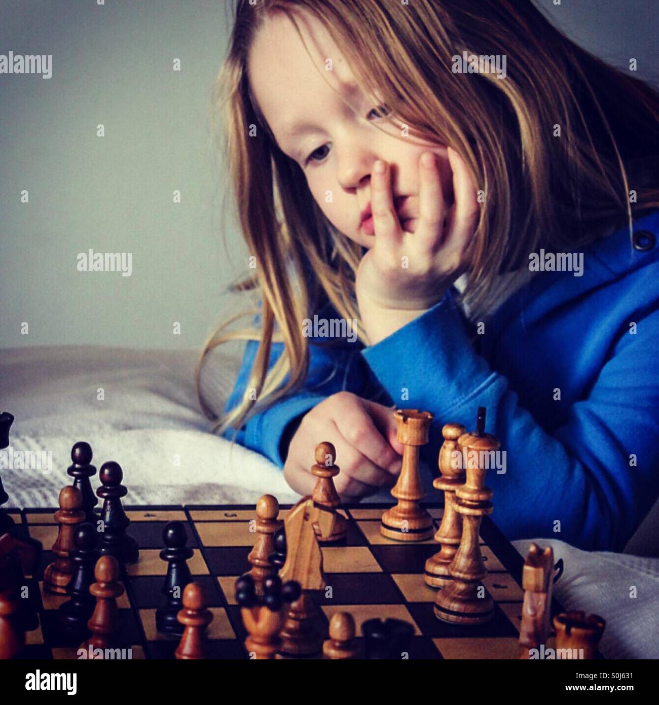 Girl playing chess Banque D'Images