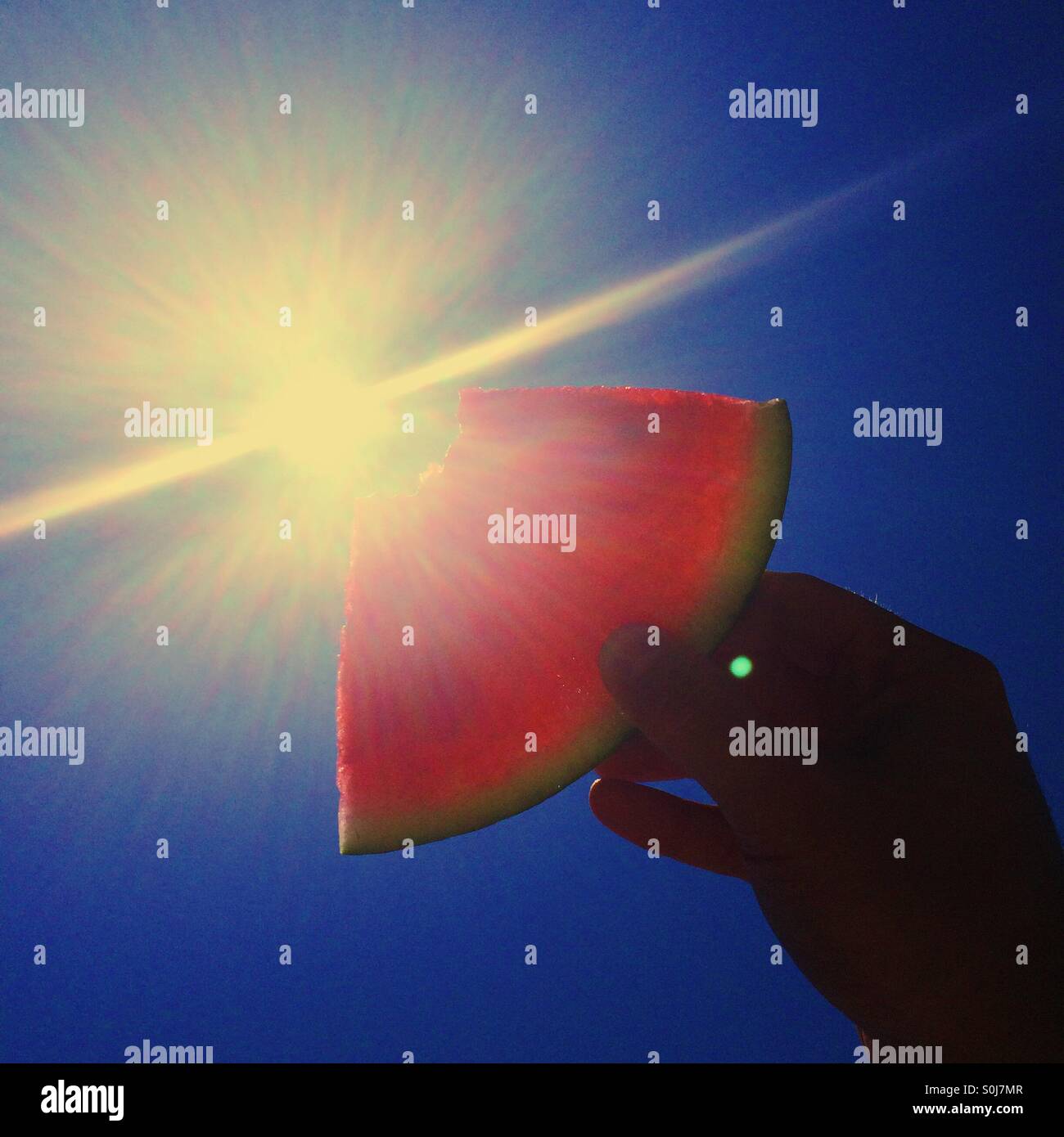 Watermelon a tenu jusqu'au soleil Banque D'Images