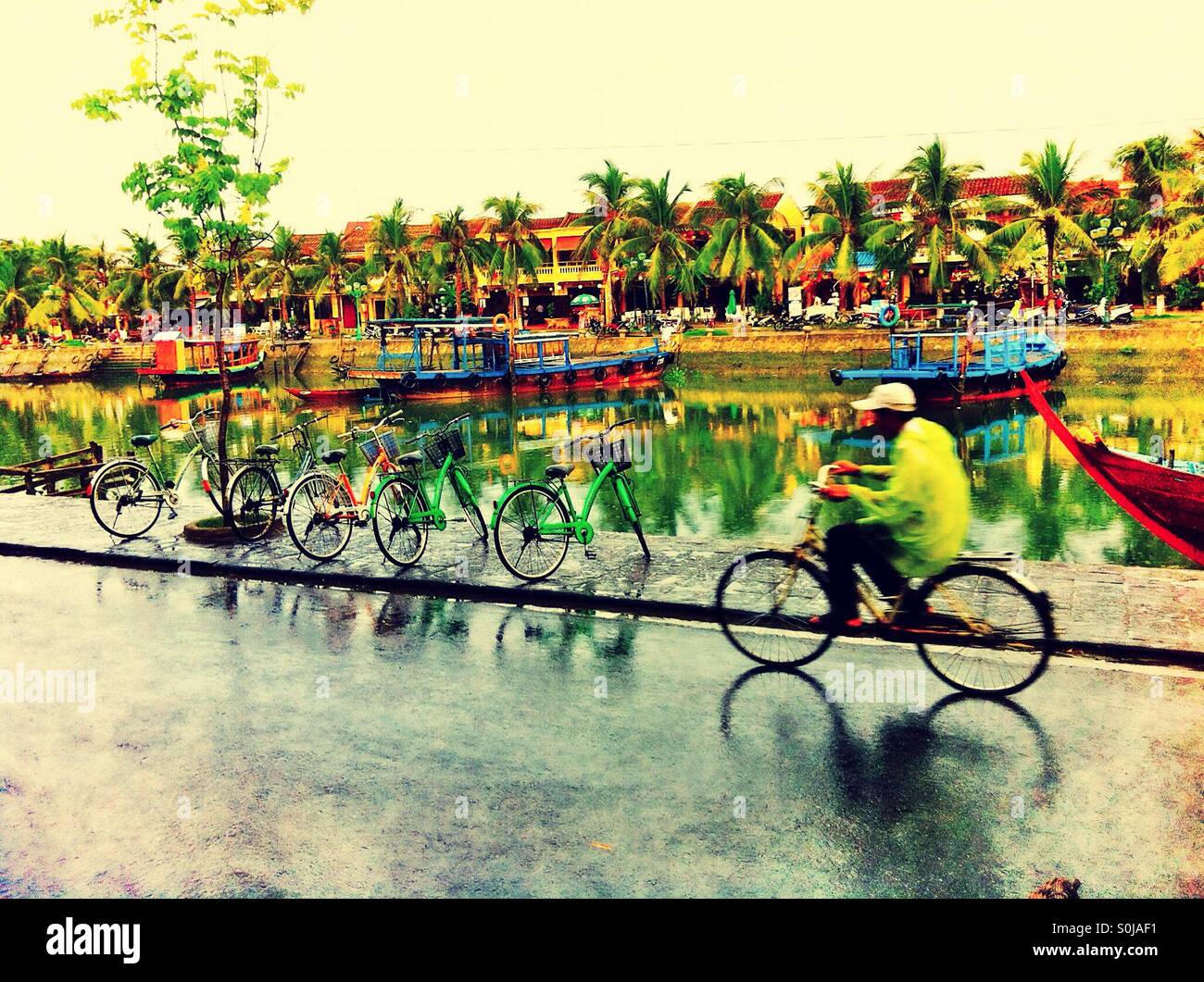 Des vélos en stationnement cycliste passant sur le front de mer d'Hoi An, Vietnam - Image de stock capturée avec un smartphone