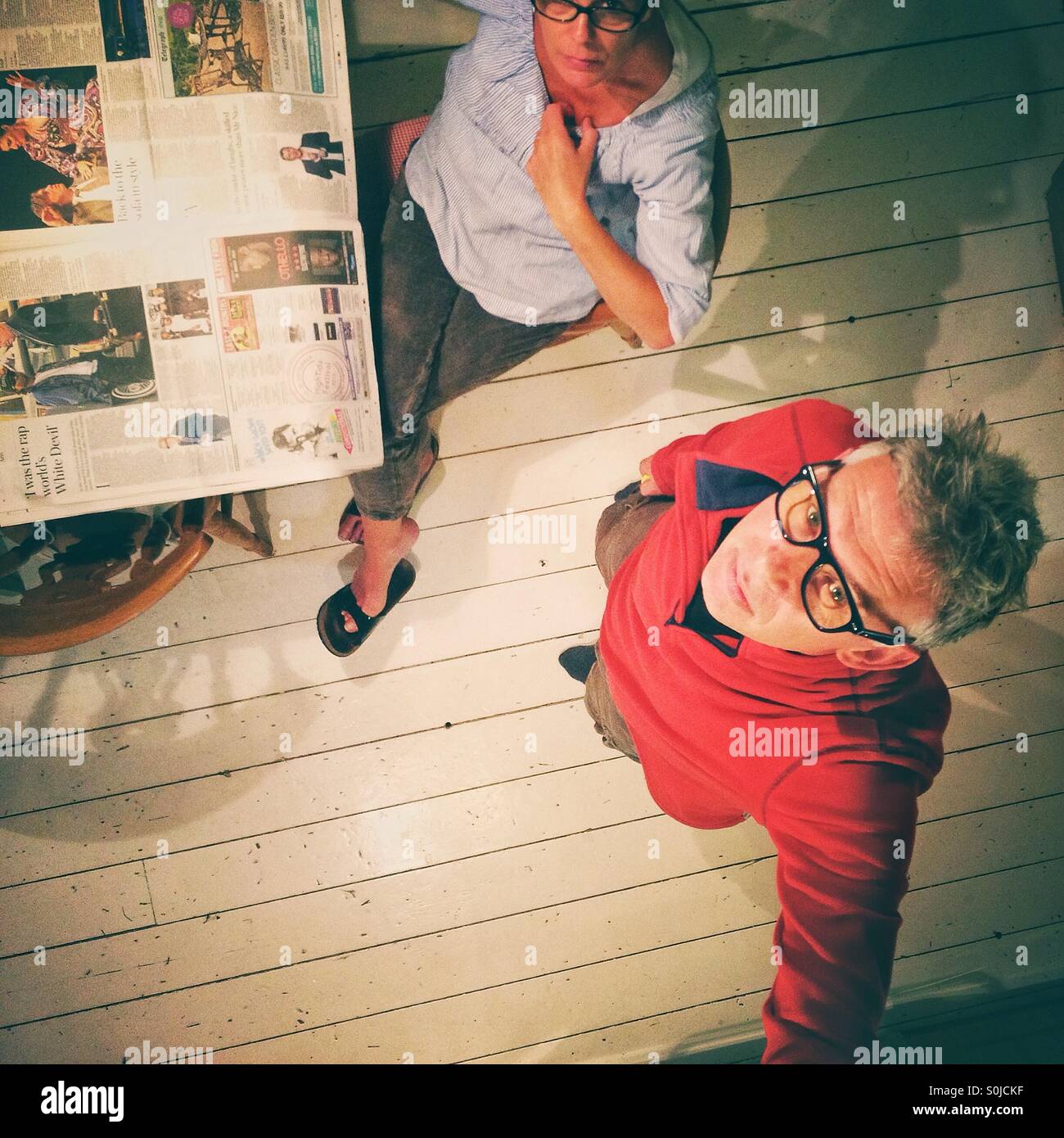 L'homme et la femme dans le journal grand format lecture cuisine Banque D'Images