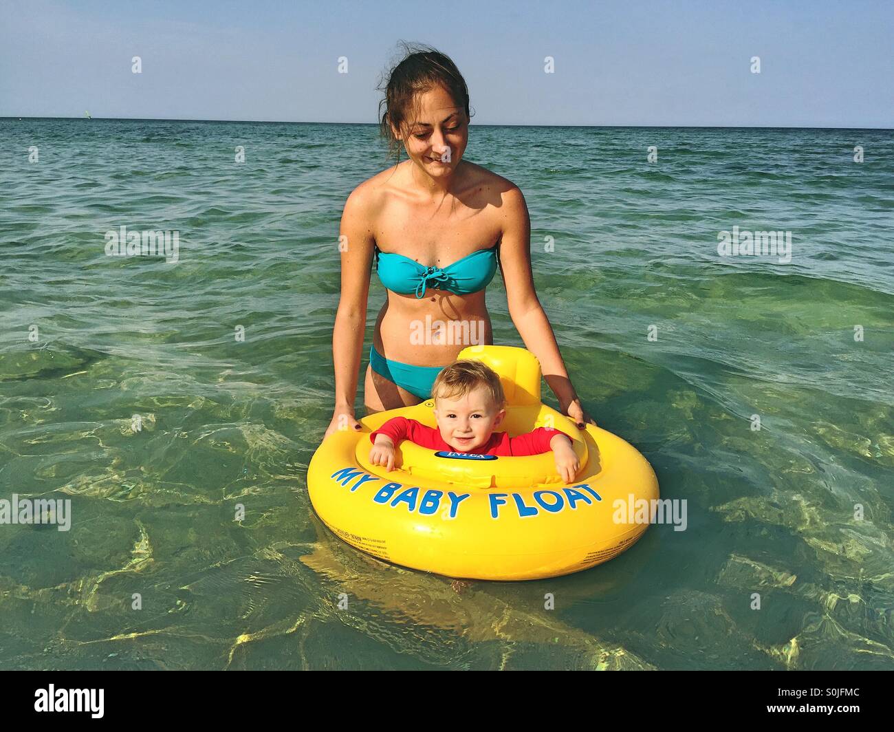Bébé en anneau gonflable avec sa mère - Image de stock capturée avec un smartphone