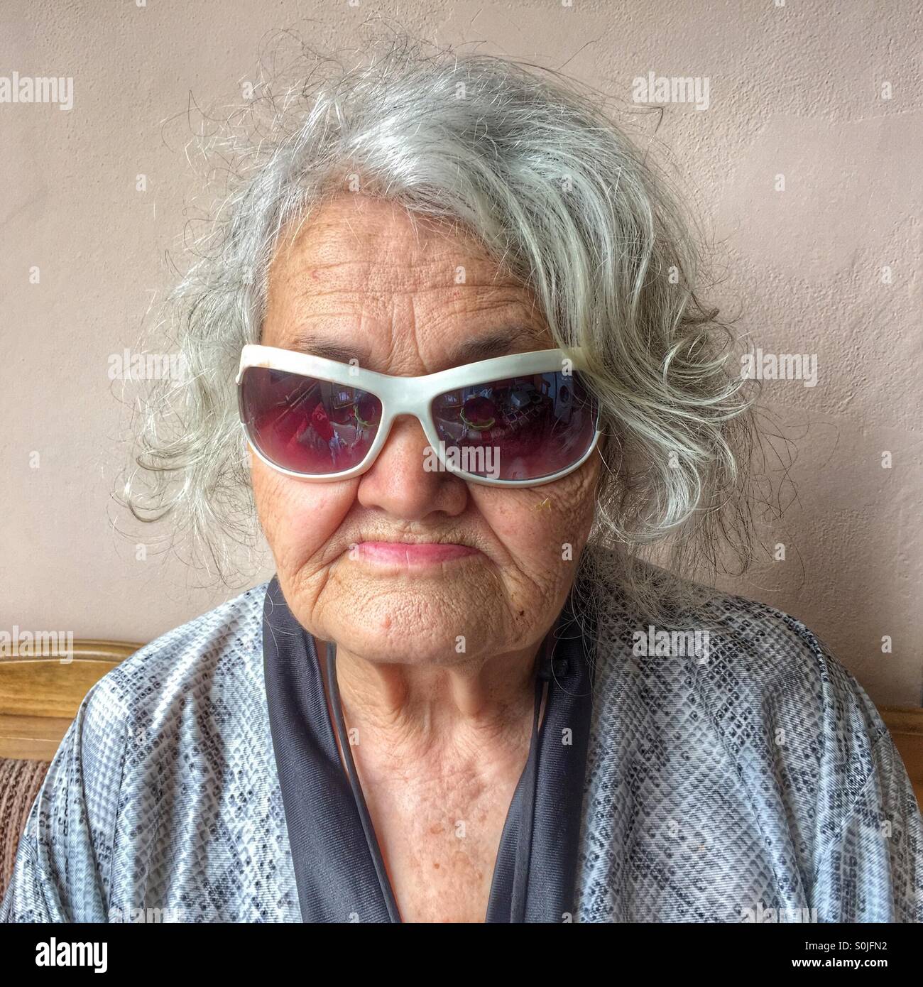 Vieille Femme avec des lunettes Photo Stock - Alamy