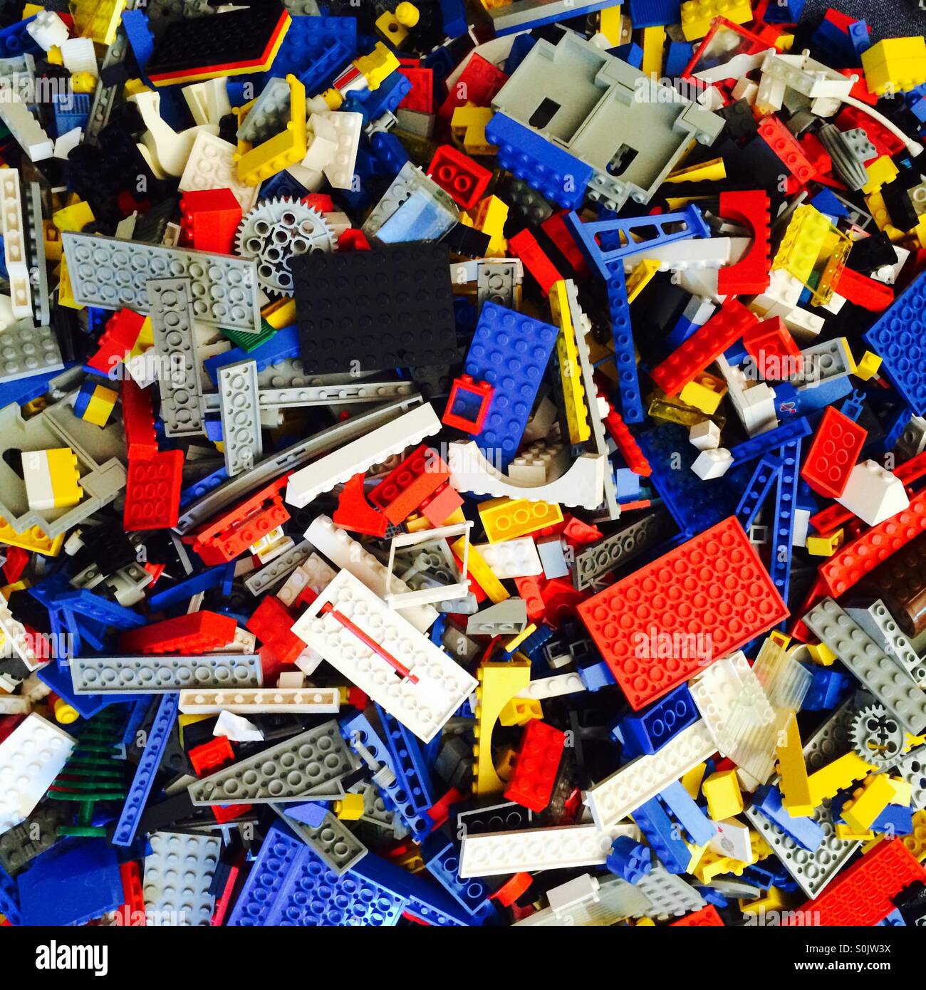 Un tas de briques Lego et pièces. Banque D'Images