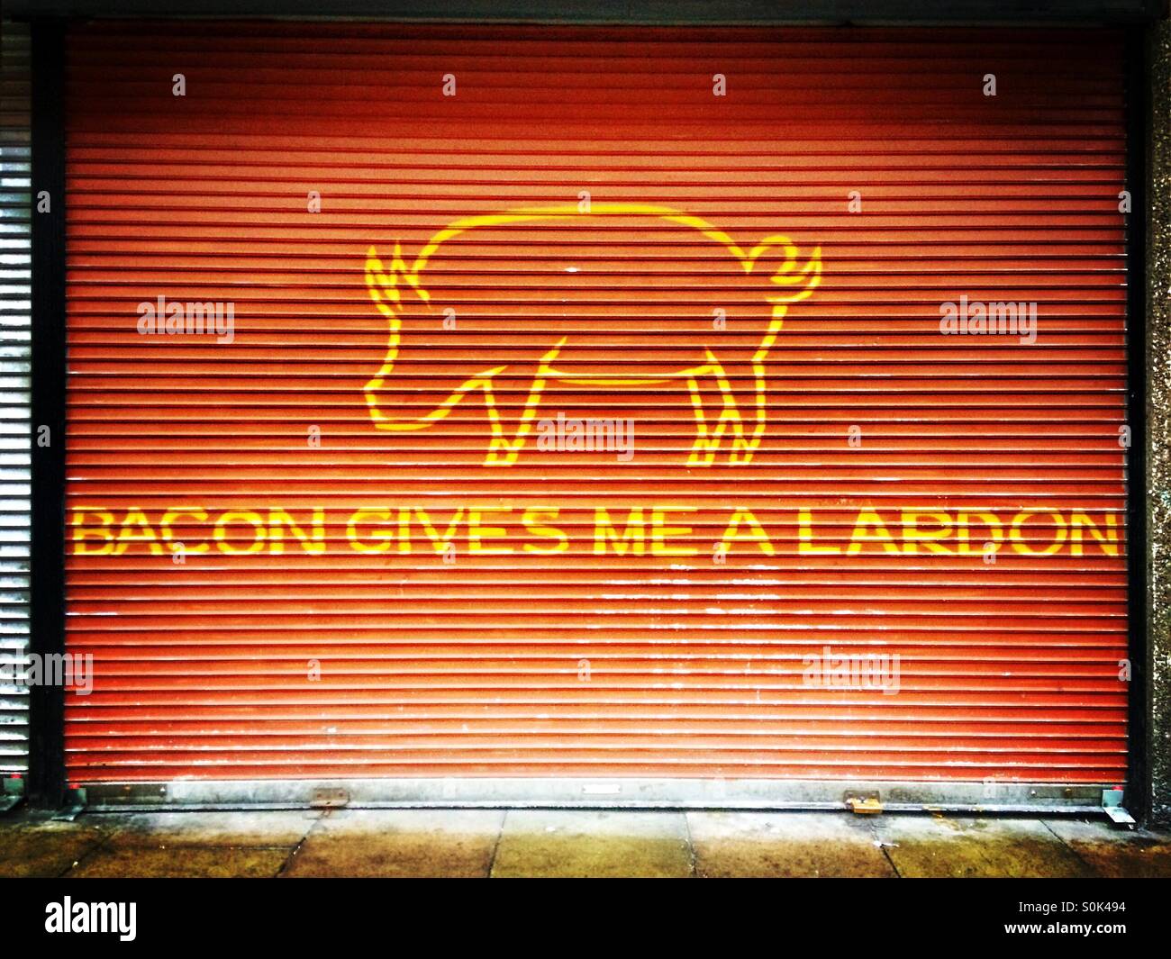 Volets roulants avec la boutique mots Bacon me donne un lardon - Image de stock capturée avec un smartphone