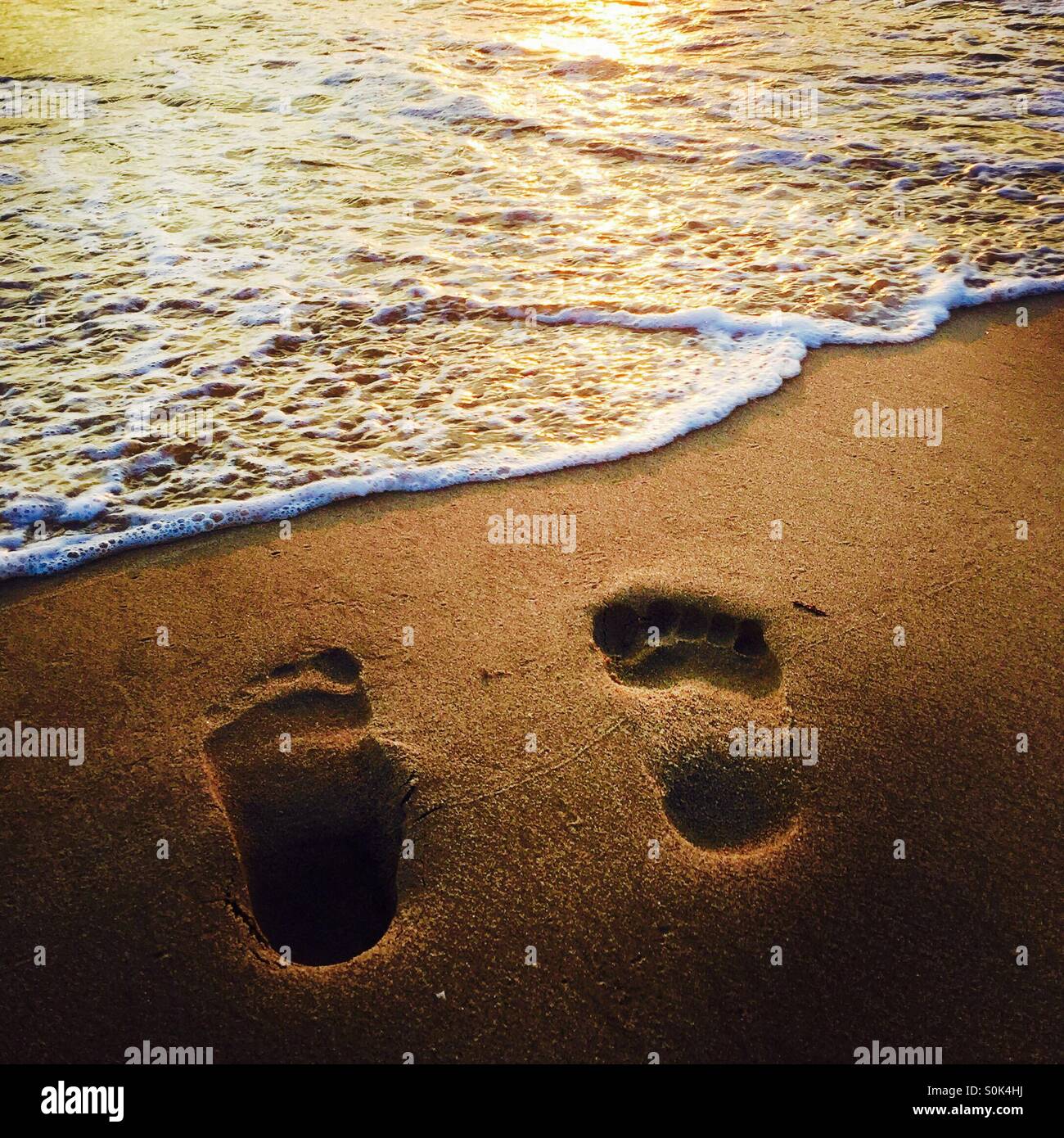 Des empreintes de pas dans le sable et au littoral. Manhattan Beach, Californie, États-Unis. Banque D'Images