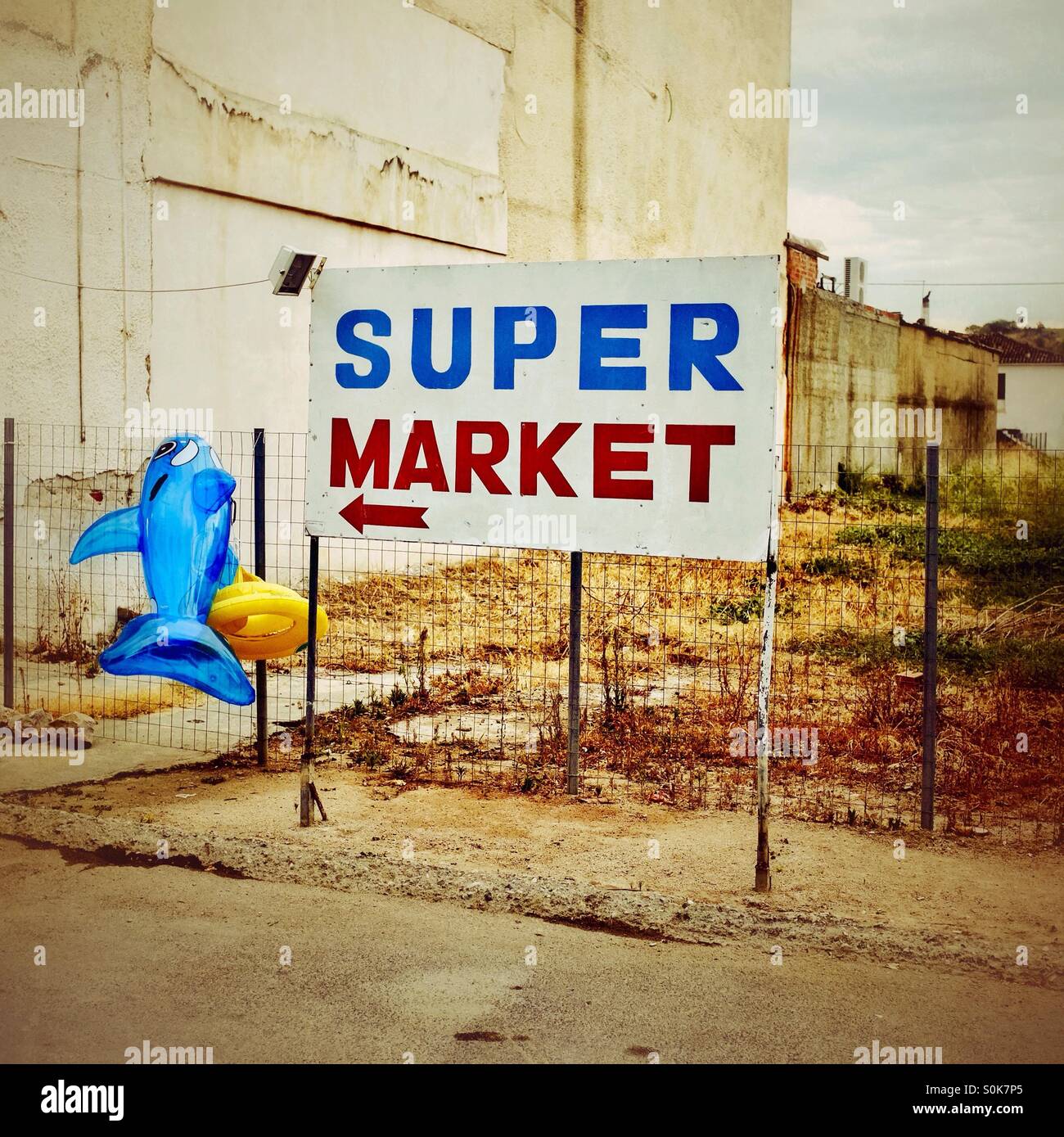 Signe de supermarché et des jouets de plage gonflables - nouvelle petite entreprise - Image de stock capturée avec un smartphone