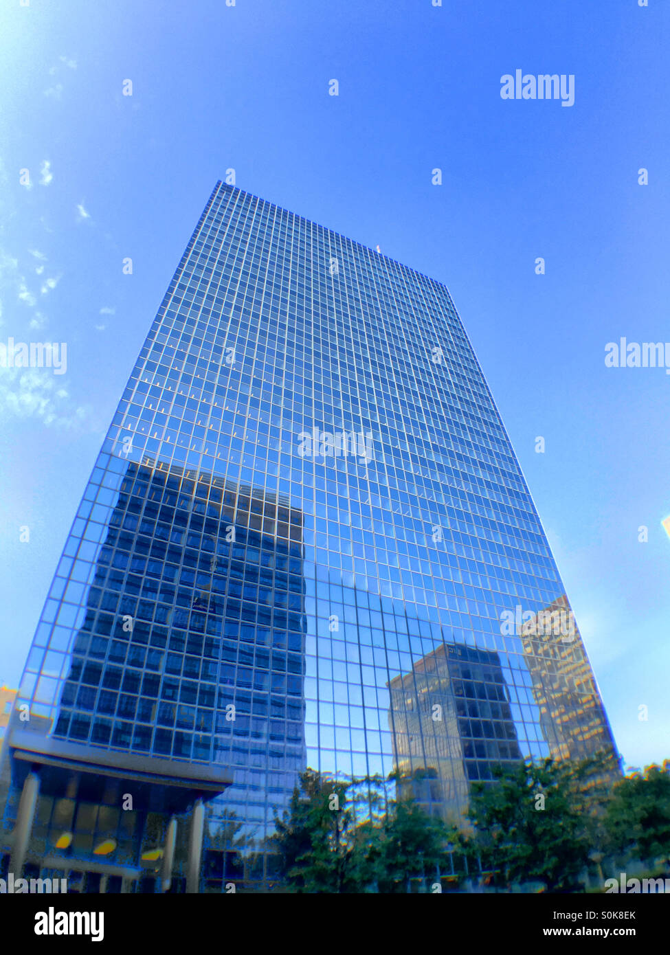 Tour de bureaux en verre bleu contre un ciel dégagé, Quartier Nord, Bruxelles - Image de stock capturée avec un smartphone