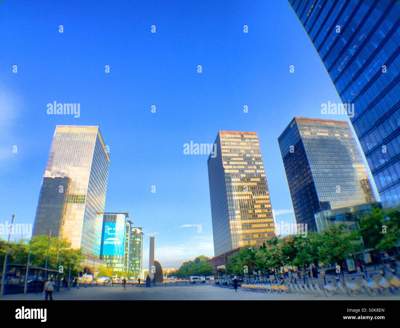 Les tours de l'entreprise - Image de stock capturée avec un smartphone