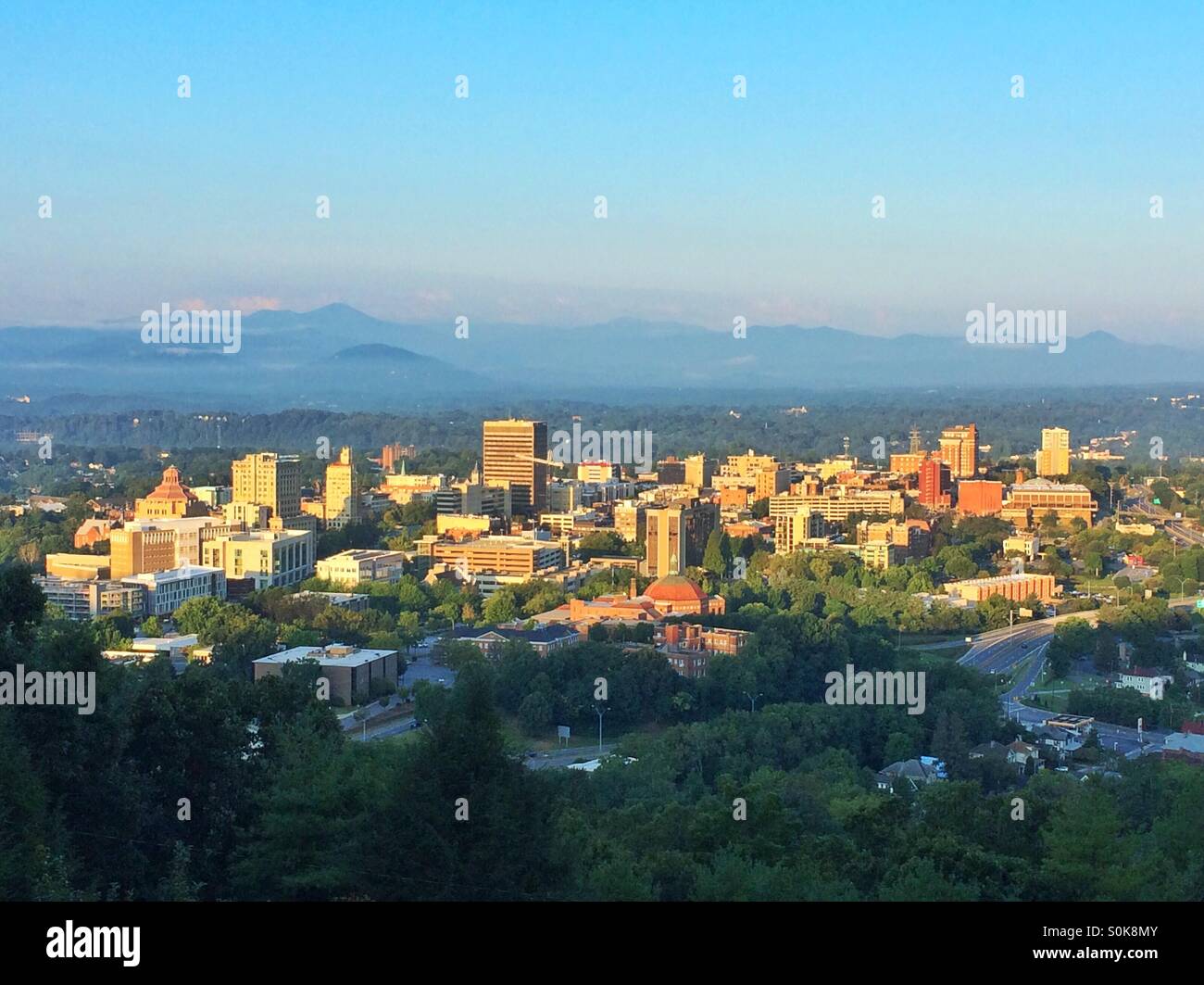 Lever du soleil illumine la ville d'Asheville, en Caroline du Nord, niché dans les montagnes Blue Ridge. Banque D'Images