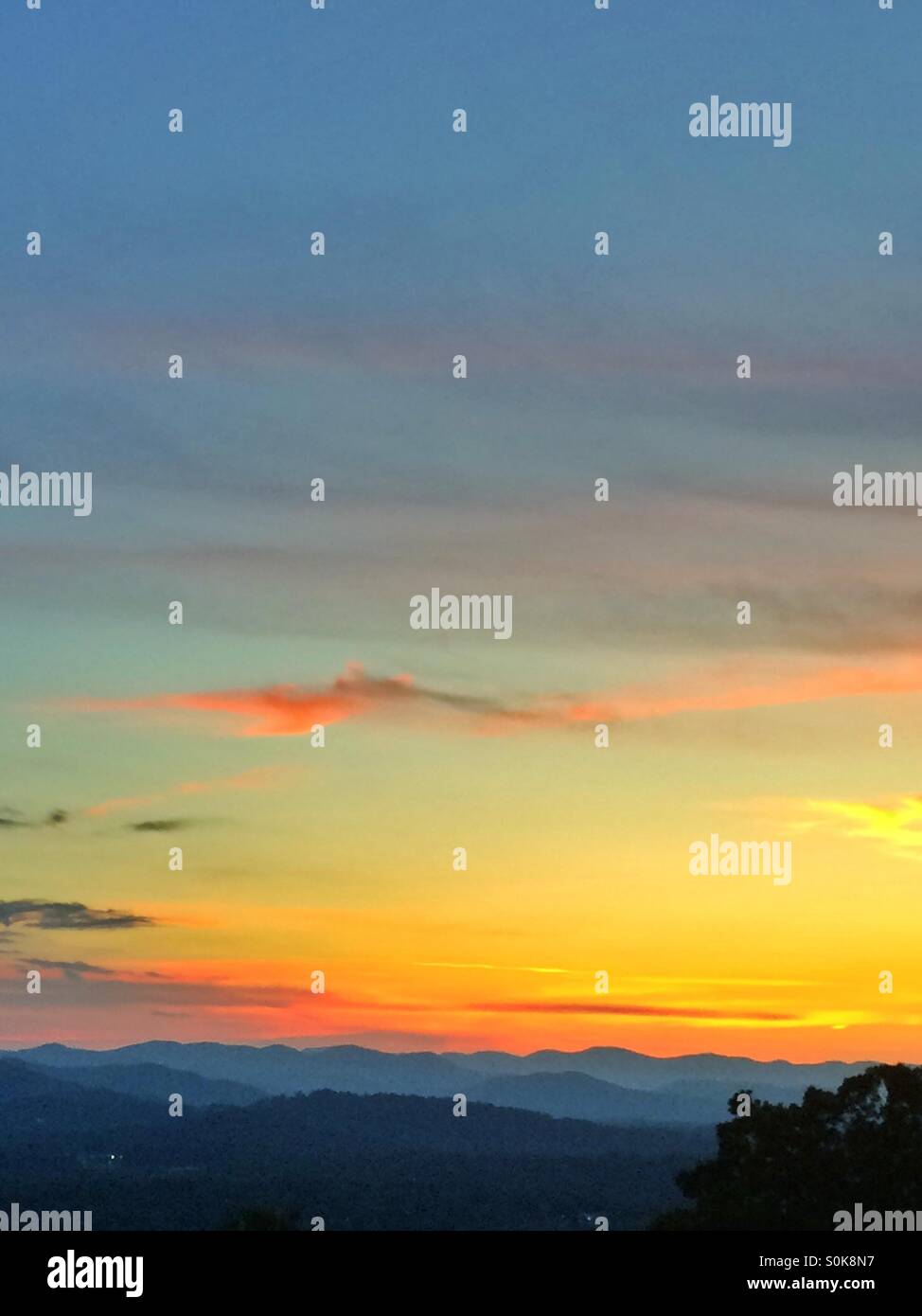 Coucher de soleil sur les montagnes Blue Ridge à Asheville, Caroline du Nord. - Image de stock capturée avec un smartphone