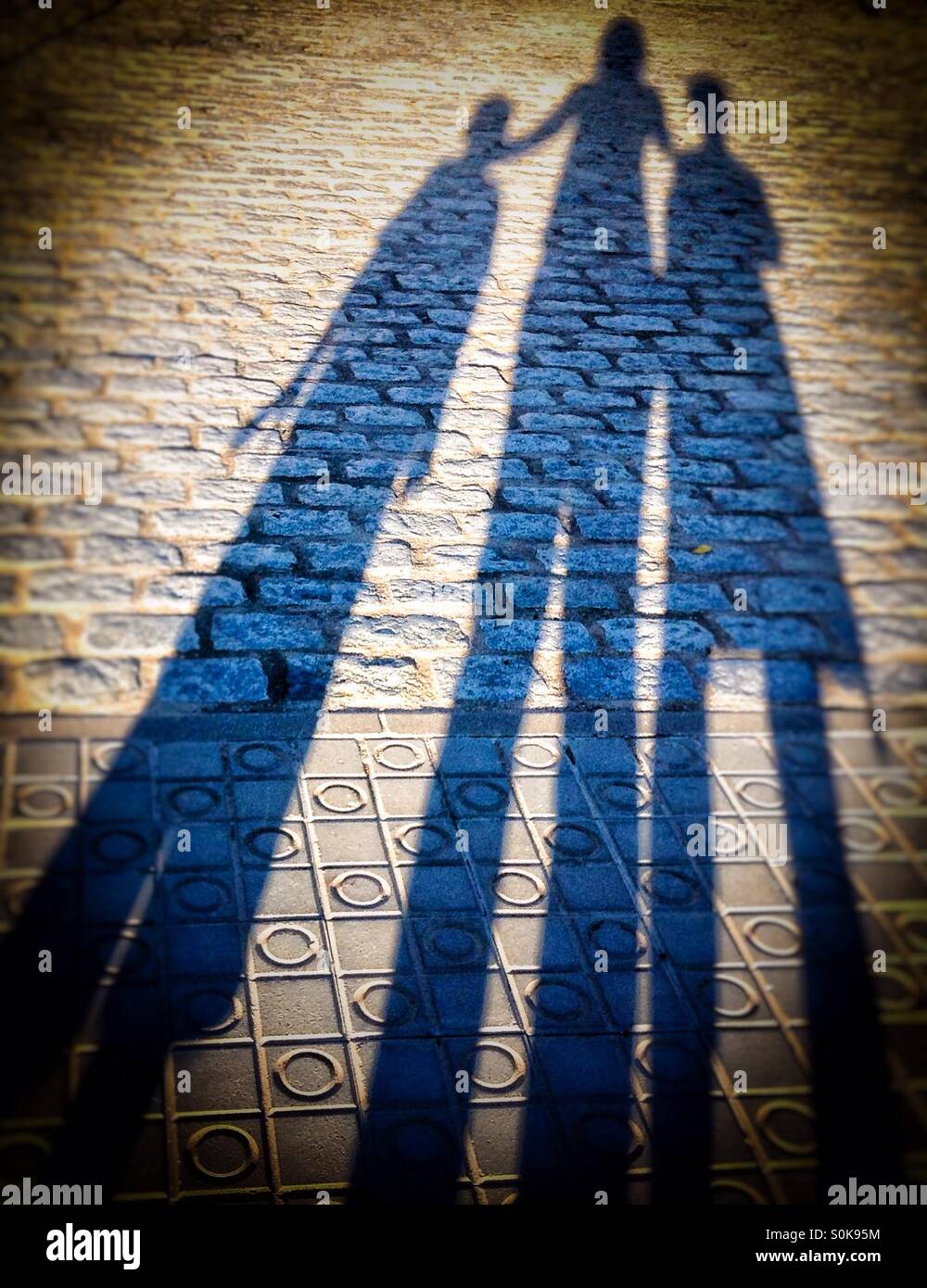 Maman avec ses deux fils portrait d'ombre - Image de stock capturée avec un smartphone